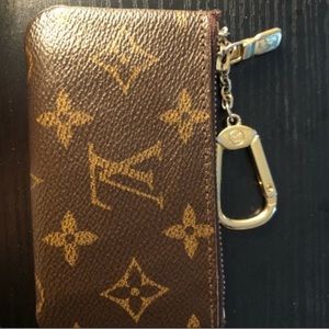 LOUIS VUITTON | key pouch / card holder ✨

Comes with box for free